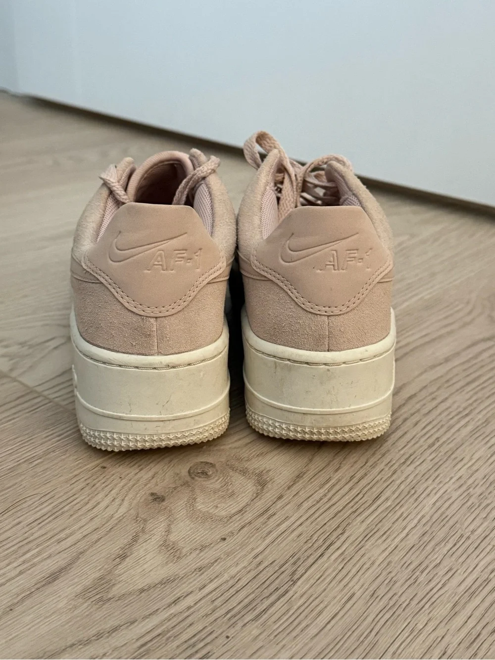 Nike Platform Air Force 1 Sneaker in Blush Pink - Picture 3 of 4